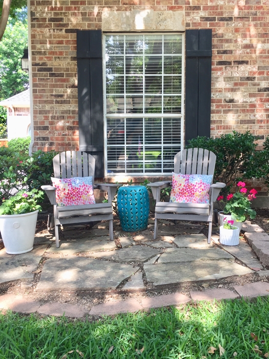 How to Make a Front Yard Sitting Area 